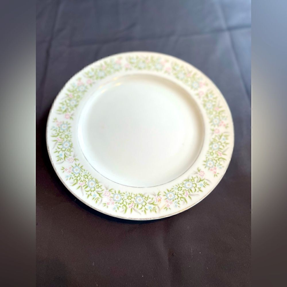 10 3/8” Vintage Taihei Fine China Dinner Plate Made in Japan EPC